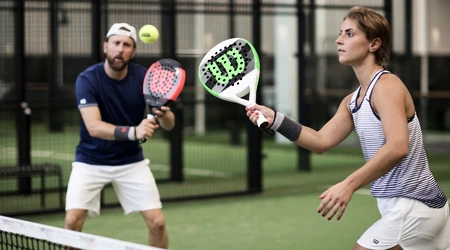 Cum să jucați voleul în padel – sfaturi privind tehnica, tactica și reacția la mingile rapide