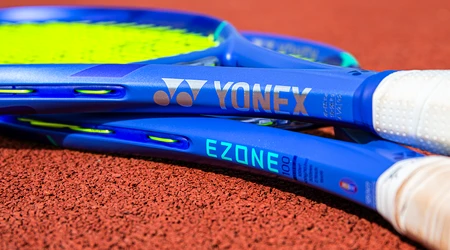 RECENZII: Rachetele de tenis Yonex EZONE 2025 – catifea și putere, care iartă greșelile