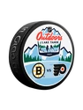 Puc oficial de joc Inglasco Inc.  NHL Outdoors Lake Tahoe Dueling Philadelphia Flyers vs Boston Bruins